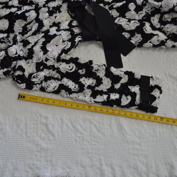 Samuel Dong 3D Floral Black and White Coat Large - Picture 12 of 16